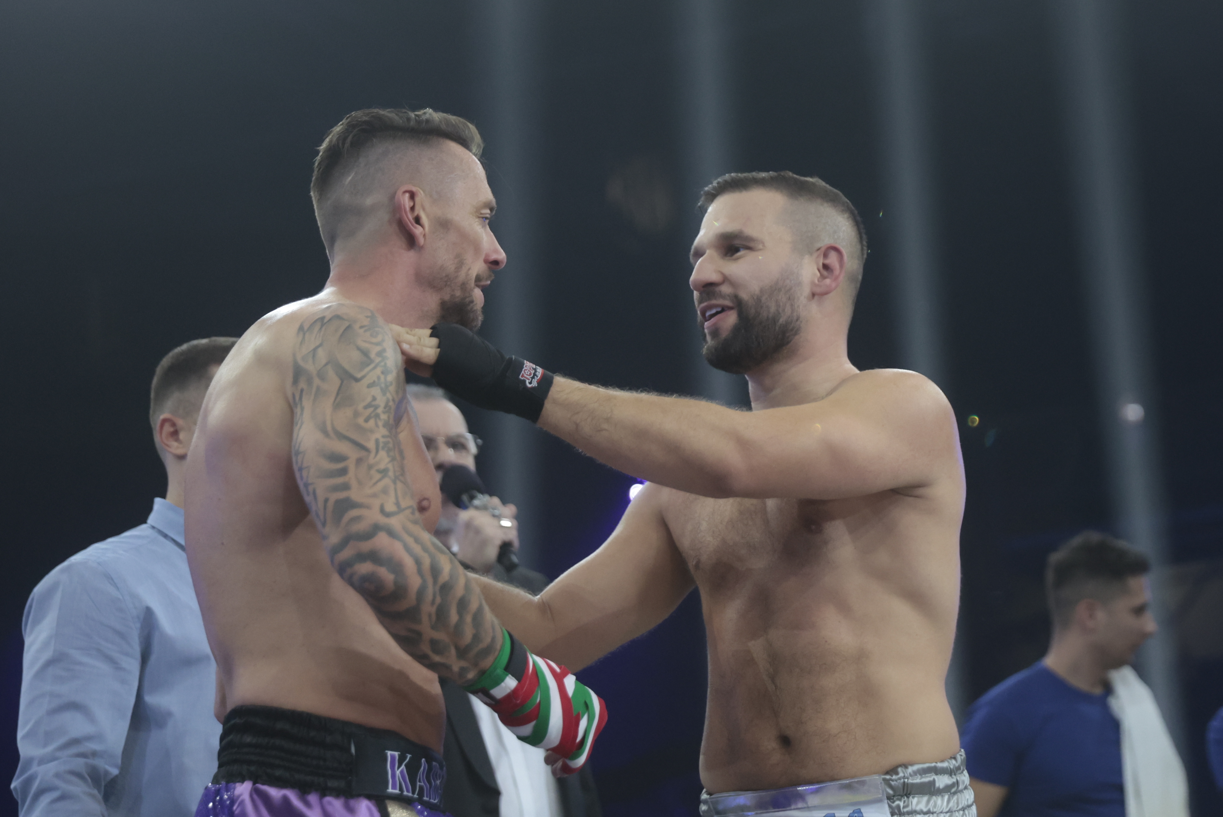 Rácz Jenő úgy kiütötte Kabát Pétert, hogy élő adásban ájult a padlóra, a focista barátnője sokkos állapotba került